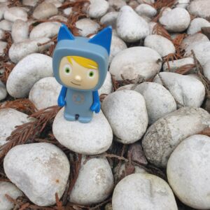 blauer Kreativ-Tonie auf Kieselsteinen